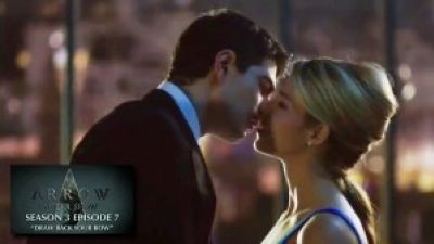 Felicity & Ray Finally Kiss on Arrow Photo